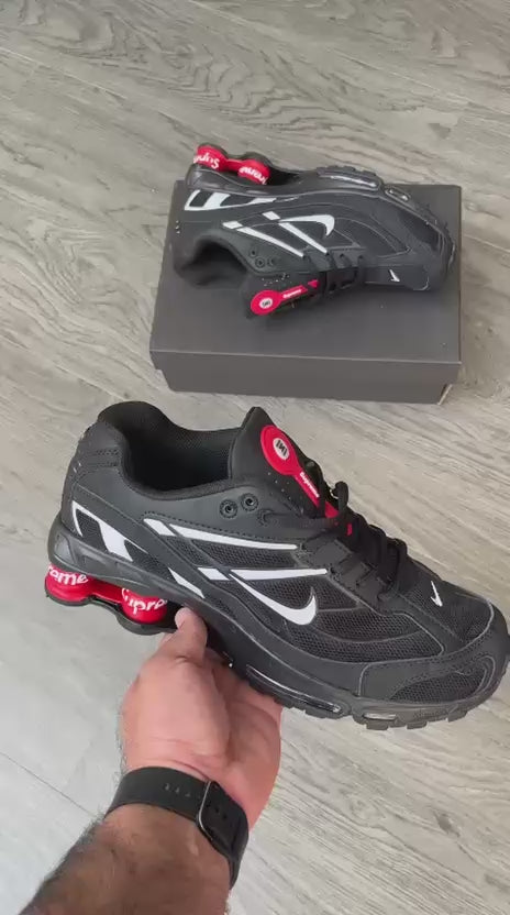Nike Shox Supreme – Premium performance sneakers in black with top-quality materials, comfort, and stylish design.